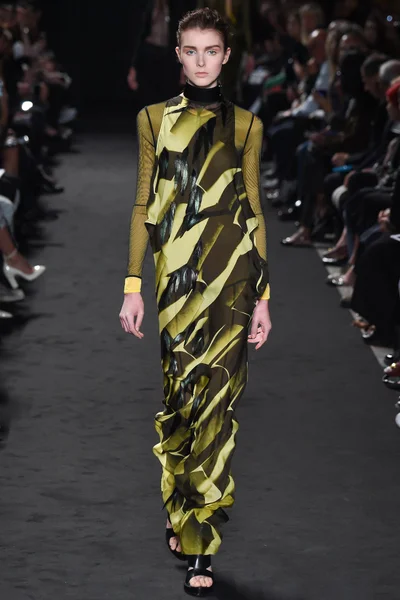Look 18